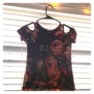 an off the shoulder blouse🌸